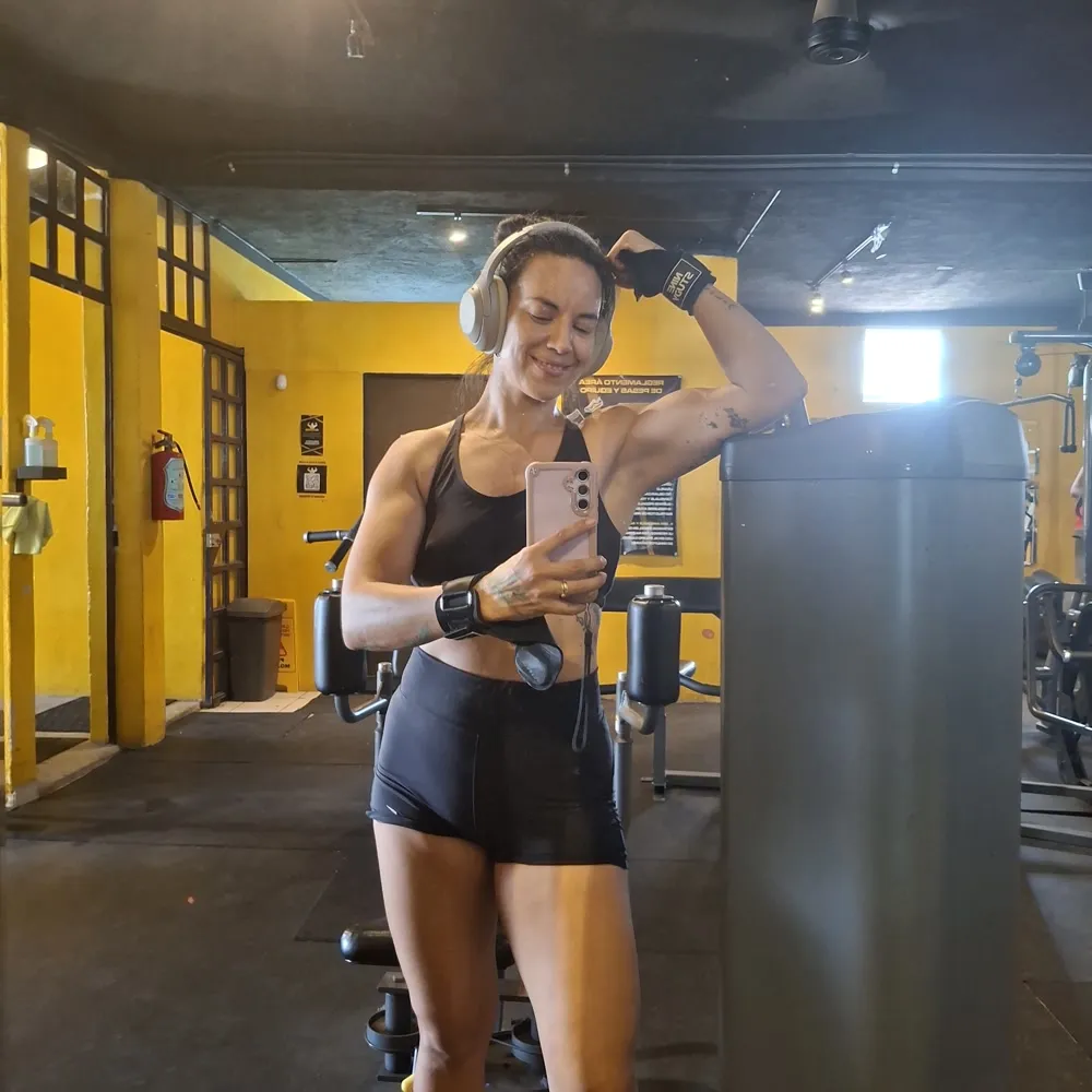 Gal Dorado flexing her arm in a black training set
