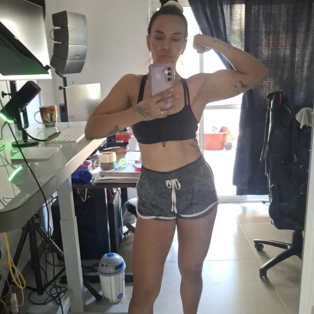 Gal Dorado training at home, flexing in the mirror
